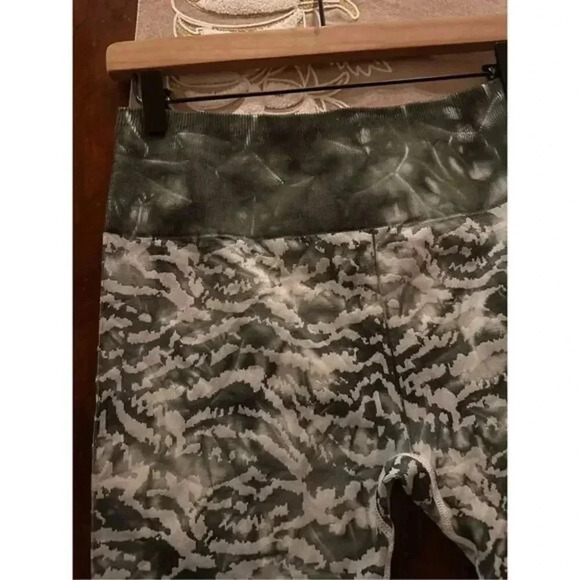 Fabletics High Waisted Seamless Leggings Jacquard Large NWT - Picture 4 of 7